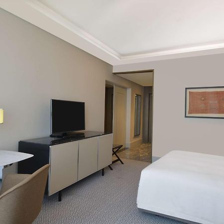 Hilton Tanger City Center Exterior foto A guest room at the hotel