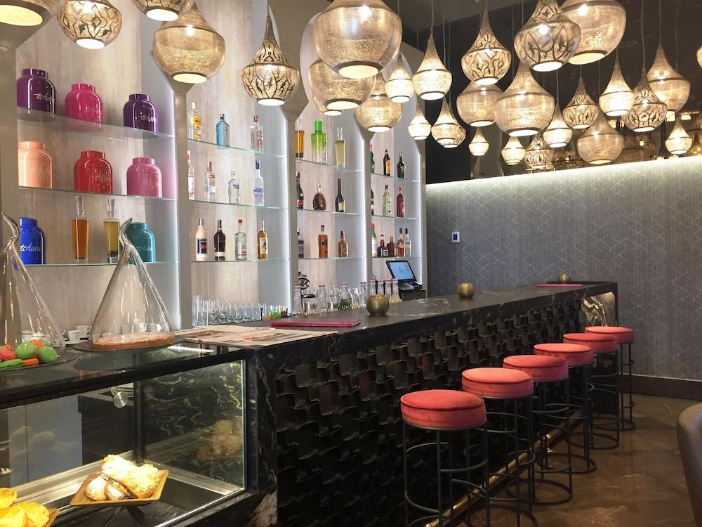 Hilton Tanger City Center Exterior foto The bar at the hotel