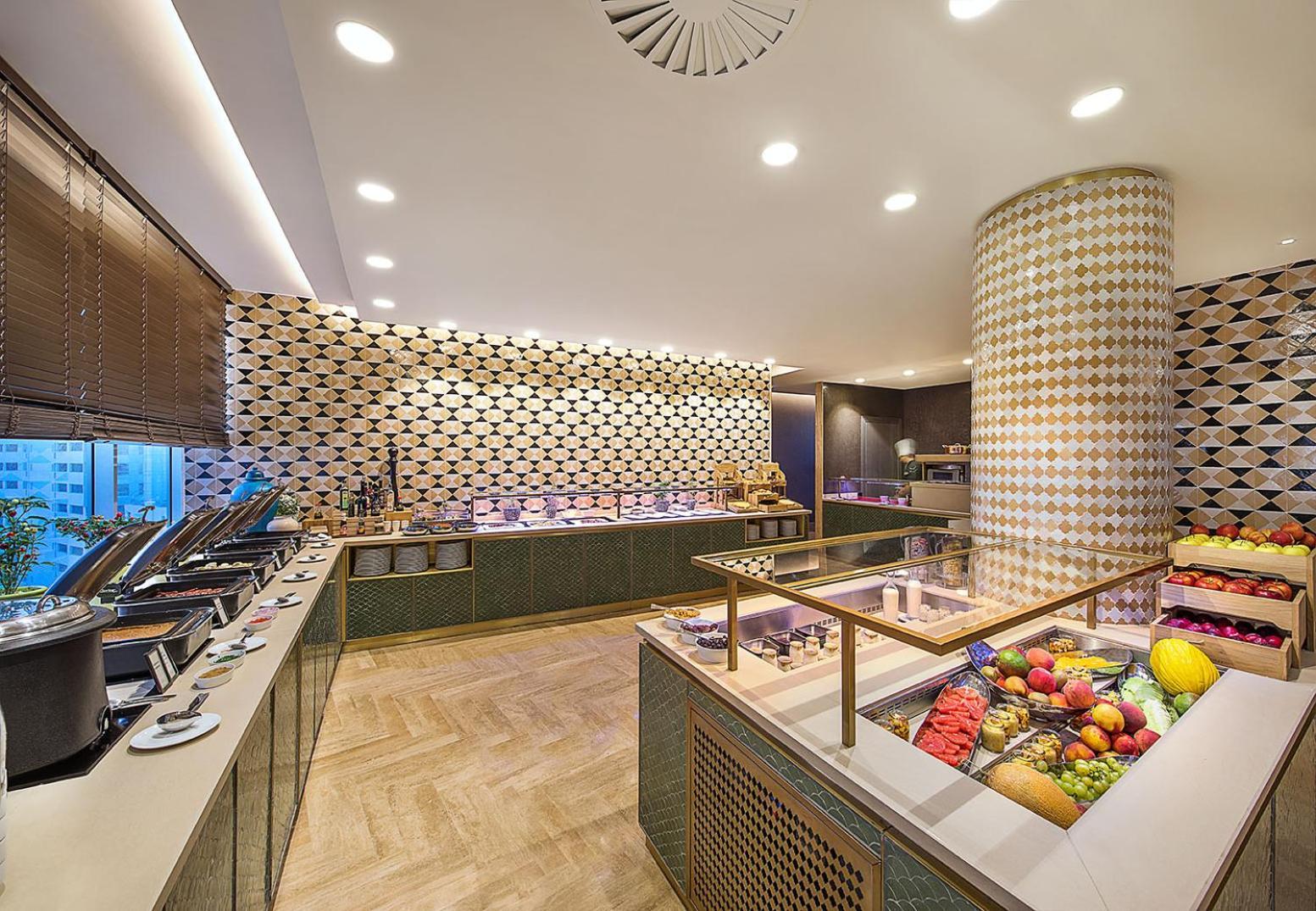 Hilton Tanger City Center Exterior foto The buffet at the lounge