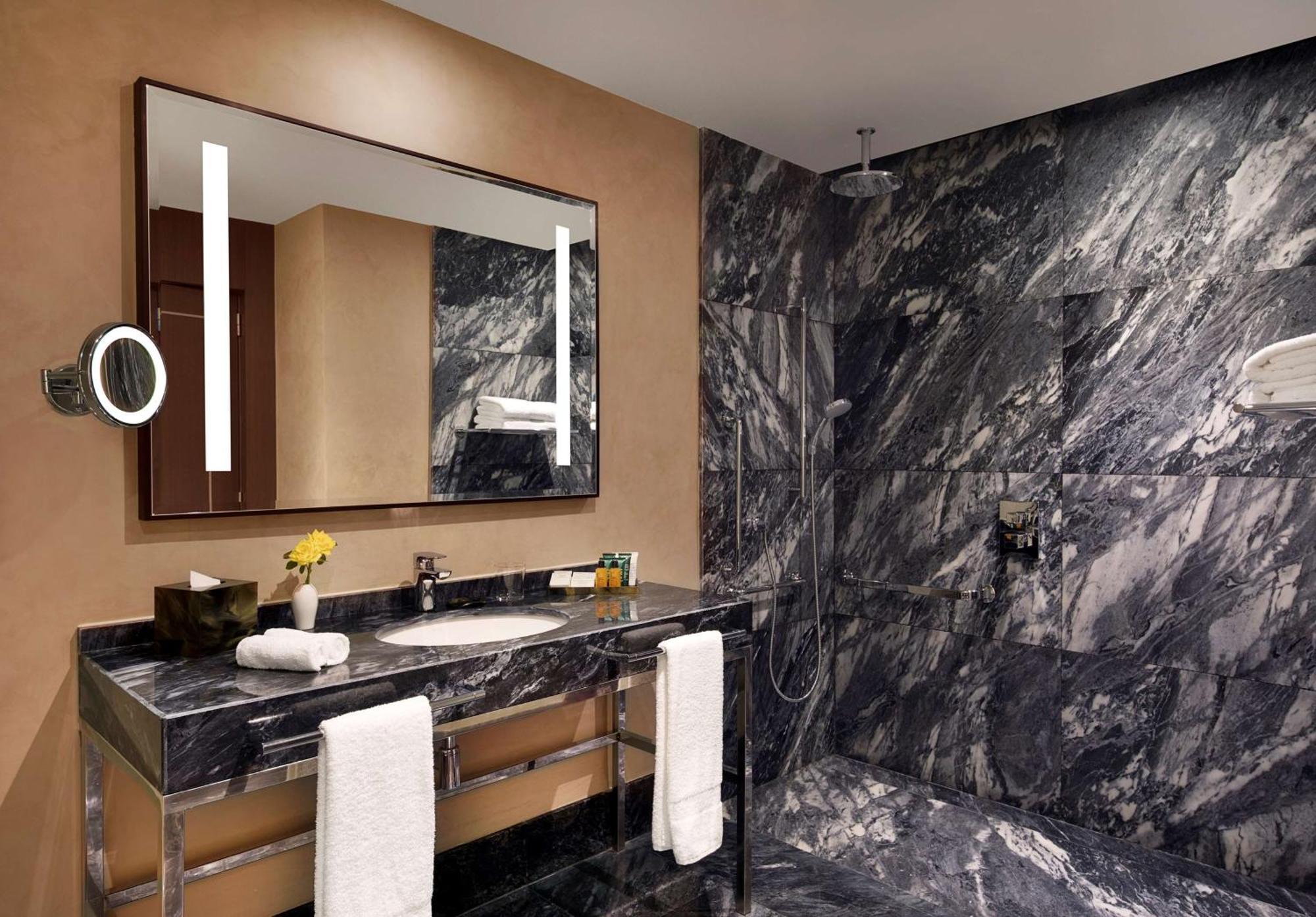 Hilton Tanger City Center Exterior foto Bathroom